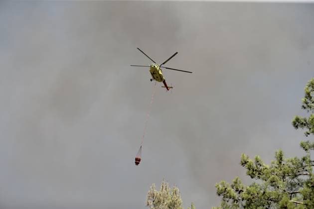 Firefighting efforts continue in Turkiye s Fethiye MUGLA, TURKIYE - JULY 31: A helicopter carries water to extinguish fire as firefighters, Turkish General Directorate of Forestry teams and citizens continue their efforts by air and land to extinguish the fire that broke out in the forest area in Fethiye district of Mugla, Turkiye on July 31, 2026. Ali Riza Akkir Anadolu Mugla Turkey. Editorial use only. Please get in touch for any other usage.  Copyright: x2026xAnadoluxAlixRizaxAkkirx