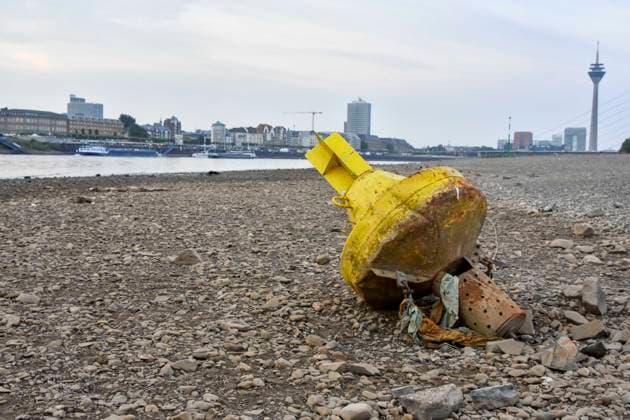 ABB RHEIN- Gelbe Fahrwasser Schiffs Matkierungs Boje Tonne liegt auf dem Grund des Rheins ausgetrocknetes Fahrwasser des Rhein Niedrigwasser Rheinufer, bei Düsseldorf Oberkassel Zur Zeit Eingeschrenkter Schiffsverkehr auf dem Rhein bei Oberkassel Rheinbruecke Binnenschiffer Lastschiff Frachtschiff Transportschiff Lastkahn zur Zeit nicht voll beladen auf dem Rhein Wasser unterwegs Düsselorf 31.07.2027 Der Rhein hat einen sehr niedrigen Wasserstand extremes Niedrigwasser Rheinpegel unter 40 cm Tendenz fallend NRW Deutschland *** ABB RHINE Yellow Channel Marker Buoy Lying on the Bottom of the Rhine in the Dry Channel of the Rhine at Low Water Level on the Rhine Bank, near Düsseldorf-Oberkassel. Currently, shipping traffic on the Rhine ne