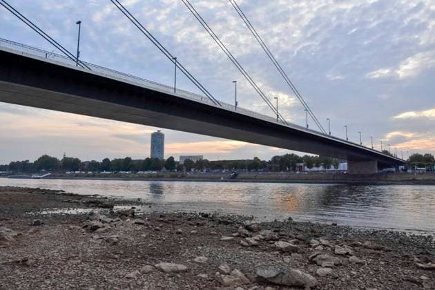 ABB RHEIN- Fahrwasser des Rhein Niedrigwasser Rheinufer, bei Düsseldorf Oberkassel Zur Zeit Eingeschrenkter Schiffsverkehr auf dem Rhein bei Oberkassel Rheinbruecke Binnenschiffer Lastschiff Frachtschiff Transportschiff Lastkahn zur Zeit nicht voll beladen auf dem Rhein Wasser unterwegs Düsselorf 31.07.2027 Der Rhein hat einen sehr niedrigen Wasserstand extremes Niedrigwasser Rheinpegel unter 40 cm Tendenz fallend NRW Deutschland *** ABB RHINE Rhine navigation channel Low water level Rhine riverbank, near Düsseldorf-Oberkassel Currently, restricted vessel traffic on the Rhine near Oberkassel Rhine Bridge inland waterway vessels cargo ship freight ship transport ship barge currently not fully loaded on the Rhine traveling on the water