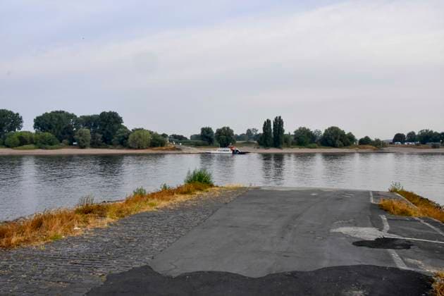 ABB RHEIN- Uber Boat Faehre Faehrschiff Michaela II an der Anlegestelle im Fahrwasser des Rhein Niedrigwasser Rheinufer, bei Düsseldorf Oberkassel Zur Zeit Eingeschrenkter Schiffsverkehr auf dem Rhein bei Oberkassel Rheinbruecke Binnenschiffer Lastschiff Frachtschiff Transportschiff Lastkahn zur Zeit nicht voll beladen auf dem Rhein Wasser unterwegs Düsselorf 31.07.2027 Der Rhein hat einen sehr niedrigen Wasserstand extremes Niedrigwasser Rheinpegel unter 40 cm Tendenz fallend NRW Deutschland *** ABB RHINE Uber Boat Ferry Michaela II at the dock in the Rhine channel, low water level, Rhine riverbank, near Düsseldorf-Oberkassel. Currently, limited boat traffic on the Rhine near Oberkassel. Rhine bridge; inland waterway vessels, cargo