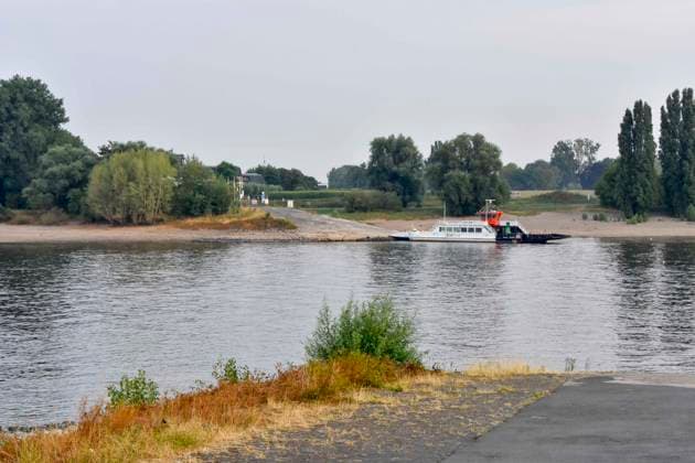 ABB RHEIN- Uber Boat Faehre Faehrschiff Michaela II an der Anlegestelle im Fahrwasser des Rhein Niedrigwasser Rheinufer, bei Düsseldorf Oberkassel Zur Zeit Eingeschrenkter Schiffsverkehr auf dem Rhein bei Oberkassel Rheinbruecke Binnenschiffer Lastschiff Frachtschiff Transportschiff Lastkahn zur Zeit nicht voll beladen auf dem Rhein Wasser unterwegs Düsselorf 31.07.2027 Der Rhein hat einen sehr niedrigen Wasserstand extremes Niedrigwasser Rheinpegel unter 40 cm Tendenz fallend NRW Deutschland *** ABB RHINE Uber Boat Ferry Michaela II at the dock in the Rhine channel, low water level, Rhine riverbank, near Düsseldorf-Oberkassel. Currently, limited boat traffic on the Rhine near Oberkassel. Rhine bridge; inland waterway vessels, cargo