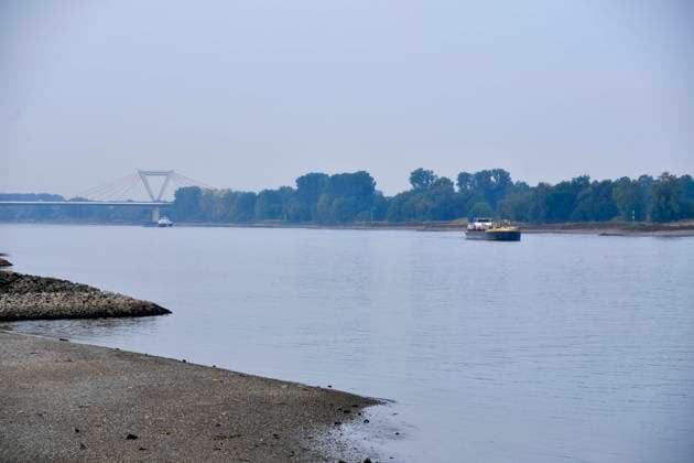 ABB RHEIN- Fahrwasser des Rhein Niedrigwasser Rheinufer, bei Düsseldorf Oberkassel Zur Zeit Eingeschrenkter Schiffsverkehr auf dem Rhein bei Oberkassel Rheinbruecke Binnenschiffer Lastschiff Frachtschiff Transportschiff Lastkahn zur Zeit nicht voll beladen auf dem Rhein Wasser unterwegs Düsselorf 31.07.2027 Der Rhein hat einen sehr niedrigen Wasserstand extremes Niedrigwasser Rheinpegel unter 40 cm Tendenz fallend NRW Deutschland *** ABB RHINE Rhine navigation channel Low water level Rhine riverbank, near Düsseldorf-Oberkassel Currently, restricted vessel traffic on the Rhine near Oberkassel Rhine Bridge inland waterway vessels cargo ship freight ship transport ship barge currently not fully loaded on the Rhine traveling on the water