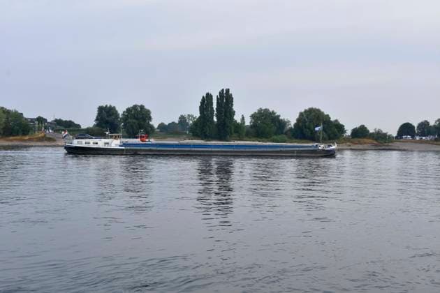 ABB RHEIN- Fahrwasser des Rhein Niedrigwasser Rheinufer, bei Düsseldorf Oberkassel Zur Zeit Eingeschrenkter Schiffsverkehr auf dem Rhein bei Oberkassel Rheinbruecke Binnenschiffer Lastschiff Frachtschiff Transportschiff Lastkahn zur Zeit nicht voll beladen auf dem Rhein Wasser unterwegs Düsselorf 31.07.2027 Der Rhein hat einen sehr niedrigen Wasserstand extremes Niedrigwasser Rheinpegel unter 40 cm Tendenz fallend NRW Deutschland *** ABB RHINE Rhine navigation channel Low water level Rhine riverbank, near Düsseldorf-Oberkassel Currently, restricted vessel traffic on the Rhine near Oberkassel Rhine Bridge inland waterway vessels cargo ship freight ship transport ship barge currently not fully loaded on the Rhine traveling on the water
