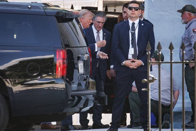 DC: President Trump Inspects Restoration Work Before Departing White House U.S. President Donald Trump inspects some of the restoration work being done on the White House with U.S. Secretary of the Interior Doug Burgum before departing for Camp David on July 31, 2026 in Washington, D.C. Trump is holding a cabinet meeting at Camp David today before heading to his private golf course in Bedminster, New Jersey where he will spend the weekend. (Photo by Samuel Corum Pool ABACAPRESS.COM) Washington DC United States  Copyright: xPool ABACAx