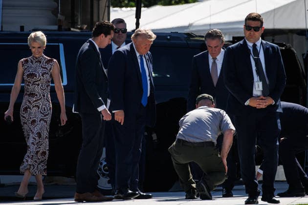 DC: President Trump Inspects Restoration Work Before Departing White House U.S. President Donald Trump inspects some of the restoration work being done on the White House with U.S. Secretary of the Interior Doug Burgum before departing for Camp David on July 31, 2026 in Washington, D.C. Trump is holding a cabinet meeting at Camp David today before heading to his private golf course in Bedminster, New Jersey where he will spend the weekend. (Photo by Samuel Corum Pool ABACAPRESS.COM) Washington DC United States  Copyright: xPool ABACAx