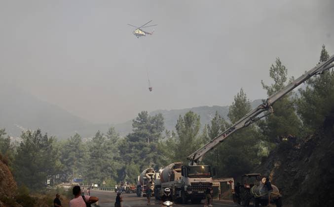 Firefighting efforts continue in Turkiye s Fethiye MUGLA, TURKIYE - JULY 31: A helicopter carries water to extinguish fire as firefighters, Turkish General Directorate of Forestry teams and citizens continue their efforts by air and land to extinguish the fire that broke out in the forest area in Fethiye district of Mugla, Turkiye on July 31, 2026. Ali Riza Akkir Anadolu Mugla Turkey. Editorial use only. Please get in touch for any other usage.  Copyright: x2026xAnadoluxAlixRizaxAkkirx