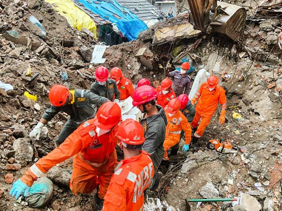 News Bilder des Tages RECORD DATE NOT STATED NDRF personnel recover 10 deceased victims at the four-storey building collapse site in Bhiwandi Thane, Jul 31 (ANI): NDRF personnel during the search and rescue operation at the site after the four-storey building collapsed at Bhiwandi, in Thane on Friday. In coordination with the District Administration and other agencies, 10 deceased victims have been recovered. (@05NDRF X ANI Photo) Thane Maharashtra India Copyright: xANIx ANI_20260731467