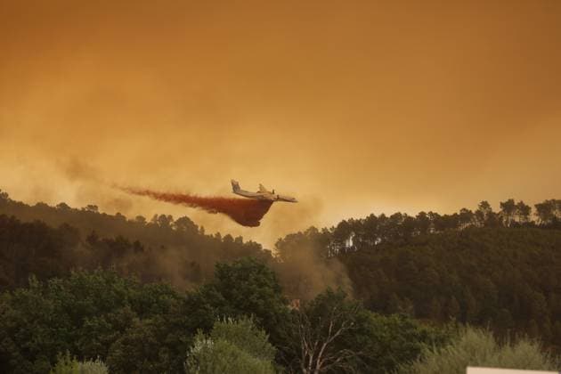 FIRE IN THE VAR REGION IN MONTFORT PHOTOPQR NICE MATIN BOUTRIA LUC 07 31 2026 Photo by Boutria Luc, Nice Matin, Varmatin FIRE IN THE VAR REGION IN MONTFORT Driven by gusts of mistral wind, the blaze is spreading rapidly, creating alarming fire jumps toward Montfort-sur-Argens. Faced with the imminent danger, the Var Prefecture immediately activated the FR Alert system, sending emergency notifications to the cell phones of residents in the area. Montfort-sur-Argens, Var, France, July 31, 2026 – Firefighters battle a flare-up of the Gros Bessillon wildfire near Montfort-sur-Argens as strong mistral winds drive the flames toward the village, France  Copyright: xPHOTOPQR NICExMATIN MAXPPPxBOUTRIAxLUCx 20260731NIM1147 20260731NIM1147