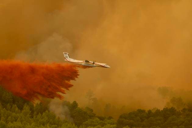 News Bilder des Tages FIRE IN THE VAR REGION IN MONTFORT PHOTOPQR NICE MATIN BOUTRIA LUC 07 31 2026 Photo by Boutria Luc, Nice Matin, Varmatin FIRE IN THE VAR REGION IN MONTFORT Driven by gusts of mistral wind, the blaze is spreading rapidly, creating alarming fire jumps toward Montfort-sur-Argens. Faced with the imminent danger, the Var Prefecture immediately activated the FR Alert system, sending emergency notifications to the cell phones of residents in the area. Montfort-sur-Argens, Var, France, July 31, 2026 – Firefighters battle a flare-up of the Gros Bessillon wildfire near Montfort-sur-Argens as strong mistral winds drive the flames toward the village, France  Copyright: xPHOTOPQR NICExMATIN MAXPPPxBOUTRIAxLUCx 20260731NIM1146 20260731NIM1146