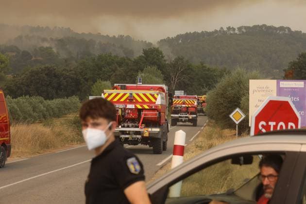 FIRE IN THE VAR REGION IN MONTFORT PHOTOPQR NICE MATIN BOUTRIA LUC 07 31 2026 Photo by Boutria Luc, Nice Matin, Varmatin FIRE IN THE VAR REGION IN MONTFORT Driven by gusts of mistral wind, the blaze is spreading rapidly, creating alarming fire jumps toward Montfort-sur-Argens. Faced with the imminent danger, the Var Prefecture immediately activated the FR Alert system, sending emergency notifications to the cell phones of residents in the area. Montfort-sur-Argens, Var, France, July 31, 2026 – Firefighters battle a flare-up of the Gros Bessillon wildfire near Montfort-sur-Argens as strong mistral winds drive the flames toward the village, France  Copyright: xPHOTOPQR NICExMATIN MAXPPPxBOUTRIAxLUCx 20260731NIM1156 20260731NIM1156