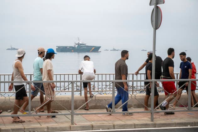 Ceuta wakes up to a steady stream of people from Morocco and thousands of young people wandering the streets. Dozens of people continue to try to cross the border as of July 31, 2026, in Ceuta, Spain. The autonomous city of Ceuta awoke to a large number of people who continued to enter from Morocco early this morning, following a night in which the influx through the border area never ceased. Thousands of migrants have entered the autonomous city today by swimming and also by on foot, skirting the breakwater that separates the autonomous city from Morocco. Police sources specify that more than 20,000 people are believed to have entered Spain. JULY 31, 2026 MIGRATION CRISIS Ceuta Ceuta, Spain  Copyright: xMarcosxMorenox 7697382