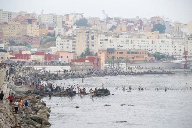 Ceuta wakes up to a steady stream of people from Morocco and thousands of young people wandering the streets. Dozens of people continue to try to cross the border as of July 31, 2026, in Ceuta, Spain. The autonomous city of Ceuta awoke to a large number of people who continued to enter from Morocco early this morning, following a night in which the influx through the border area never ceased. Thousands of migrants have entered the autonomous city today by swimming and also by on foot, skirting the breakwater that separates the autonomous city from Morocco. Police sources specify that more than 20,000 people are believed to have entered Spain. JULY 31, 2026 MIGRATION CRISIS Ceuta Ceuta, Spain  Copyright: xMarcosxMorenox 7697385