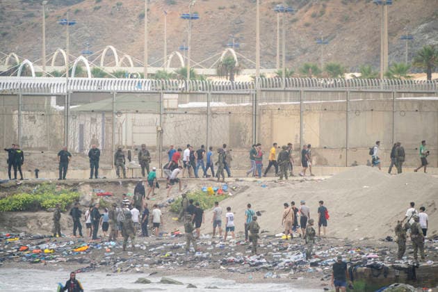 Ceuta wakes up to a steady stream of people from Morocco and thousands of young people wandering the streets. Dozens of people continue to try to cross the border as of July 31, 2026, in Ceuta, Spain. The autonomous city of Ceuta awoke to a large number of people who continued to enter from Morocco early this morning, following a night in which the influx through the border area never ceased. Thousands of migrants have entered the autonomous city today by swimming and also by on foot, skirting the breakwater that separates the autonomous city from Morocco. Police sources specify that more than 20,000 people are believed to have entered Spain. JULY 31, 2026 MIGRATION CRISIS Ceuta Ceuta, Spain  Copyright: xMarcosxMorenox 7697390