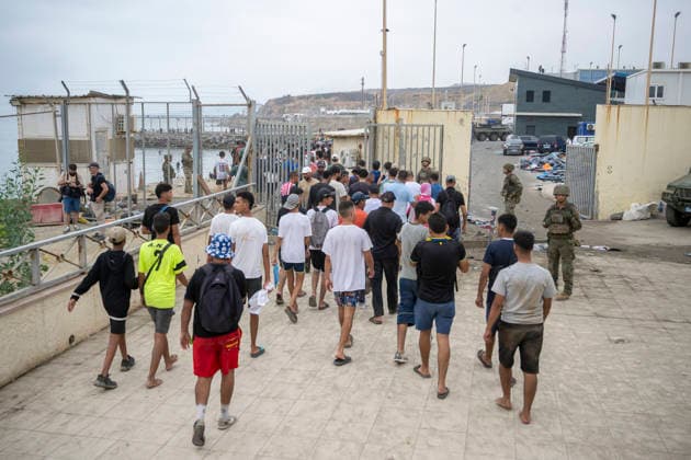 Ceuta wakes up to a steady stream of people from Morocco and thousands of young people wandering the streets. Dozens of people continue to try to cross the border as of July 31, 2026, in Ceuta, Spain. The autonomous city of Ceuta awoke to a large number of people who continued to enter from Morocco early this morning, following a night in which the influx through the border area never ceased. Thousands of migrants have entered the autonomous city today by swimming and also by on foot, skirting the breakwater that separates the autonomous city from Morocco. Police sources specify that more than 20,000 people are believed to have entered Spain. JULY 31, 2026 MIGRATION CRISIS Ceuta Ceuta, Spain  Copyright: xMarcosxMorenox 7697407