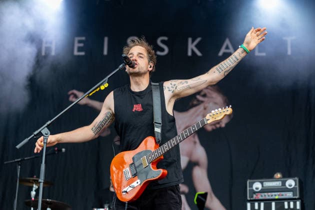 Green Juice Festival 2026 - HEISSKALT Mathias BLOECH (Gesang, Gitarre) - Mathias BLOECH (Gesang, Gitarre) - Die Stuttgarter Alternative Rock Band Heisskalt beim Open Air Live Auftritt auf der Mainstage beim Green Juice Festival im Park Neu-Vilich in Bonn Bonn Neu-Vilich Nordrhein-Westfalen Deutschland *** Green Juice Festival 2026 HEISSKALT Mathias BLOECH Vocals, Guitar Mathias BLOECH Vocals, Guitar The Stuttgart-based alternative rock band Heisskalt performing live outdoors on the main stage at the Green Juice Festival in Park Neu Vilich in Bonn, Bonn Neu Vilich, North Rhine-Westphalia, Germany Copyright: xMarcxJohnx