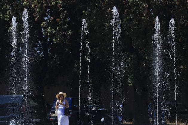 Fourth heatwave in Italy ROME, ITALY, JULY 31: A tourist walks past fountains in St. John Lateran Square, Rome, Italy, on July 31, 2026. The fourth heatwave driven by an African anticyclone has hit Italy, with the Health Ministry placing 11 cities under its highest heat alert and expected to add more in the coming days, as temperatures are forecast to exceed 40 degrees Celsius. Riccardo De Luca Anadolu Rome Italy. Editorial use only. Please get in touch for any other usage.  Copyright: x2026xAnadoluxRiccardoxDexLucax