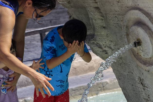Fourth heatwave in Italy ROME, ITALY, JULY 31: A child refreshes himself at the Barcaccia fountain in Rome, Italy, on July 31, 2026. The fourth heatwave driven by an African anticyclone has hit Italy, with the Health Ministry placing 11 cities under its highest heat alert and expected to add more in the coming days, as temperatures are forecast to exceed 40 degrees Celsius. Riccardo De Luca Anadolu Rome Italy. Editorial use only. Please get in touch for any other usage.  Copyright: x2026xAnadoluxRiccardoxDexLucax