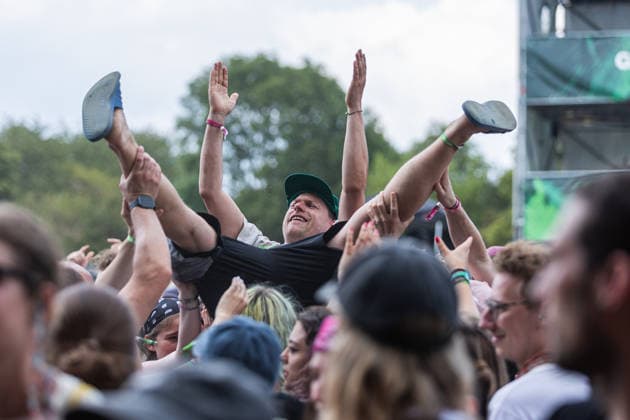 Green Juice Festival Bonn, 31.7.2026 Crowdsurfer bei Heisskalt -- Das Green Juice Festival in Bonn feiert 2026 seinen 18. Geburtstag. Vom kleinen Privatkonzert hat es sich inzwischen zu einer festen Größe im Bonner Veranstaltungskalender gemausert. Das Festival findet an zwei Tagen im Park von Bonn-Beuel-Vilich statt. Es gibt eine große Bühne, den 1Live-Sektor-Bus und eine Newcomer-Stage. Bonn Park Neu-Vilich NRW Deutschland *** Green Juice Festival Bonn, July 31, 2026, Crowdsurfer at Heisskalt. The Green Juice Festival in Bonn will celebrate its 18th anniversary in 2026. What started as a small private concert has since blossomed into a staple of Bonn’s event calendar. The festival takes place over two days in the park in Bonn Beuel Copyright: xSebastianxDerixx