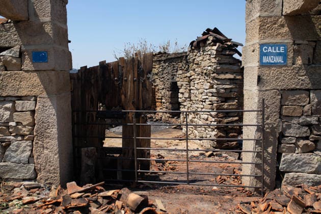 Residents of 12 of the 14 towns evacuated due to the Fermoselle fire have been relocated, and restrictions have been lifted in two municipalities. House destroyed by a wildfire, as of July 31, 2026, in Fornillos de Fermoselle, Zamora, Castile and León, Spain. Castile and León Civil Protection reported on Friday that residents evacuated due to the Fermoselle fire in Zamora—from the towns of Pasariegos, Villar del Buey, Dehesa de Pedraza, Cibanal, Formariz, Muga de Sayago, Tudera, Arganín, Badilla, Cozcurrita, Zafara, Palazuelo de Sayago, and Fornillos de Fermoselle, while lockdown measures have been lifted in the municipalities of Fermoselle and Fariza, and the towns of Mámoles and Pinilla de Fermoselle remain evacuated. Thus, only the town  Copyright: xPalomaxV.xEscarpax 7697500
