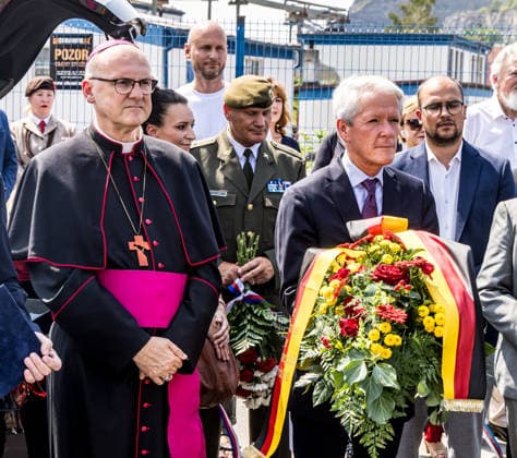 News Bilder des Tages From left Prague Archbishop Stanislav Pribyl and German Ambassador Peter Reuss are seen during the memorial event to commemorate 1945 Usti nad Labem massacre of Sudeten Germans following the end of World War II in Usti nad Labem, Czech Republic, on July 31, 2026. (CTKxPhoto VojtechxHajek) CTKPhotoP2026073106066  CTKPhotoP2026073106066