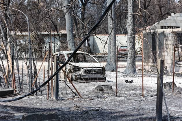 Fire in the Gironde region near Saumos: The town of Le Porge PHOTOPQR SUD OUEST Photo by Fabien Cottereau Le Porge, July 31, 2026 Fire in the Gironde region near Saumos: Avenue du Bassin d’Arcachon, between the town of Le Porge and Lège-Cap-Ferret, and the municipality of Lège-Cap-Ferret, the scene is apocalyptic—it feels like Oradour-sur-Glane. Le Porge, July 31, 2026 Saumos fire in Gironde The Avenue du Bassin d’Arcachon—between the town of Le Porge and Lège-Cap-Ferret—and the municipality of Lège-Cap-Ferret present an apocalyptic landscape Le Porge 20 Gironde France  Copyright: xPHOTOPQR SUDxOUEST MAXPPPxPhotoxFabienxCottereaux 20260731SDO1405 20260731SDO1405