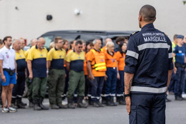 Minute Of Silence In Tribute To Fallen Firefighters In Merignac - Lege Firefighters, emergency responders and humanitarian workers observe a minute of silence in tribute to fallen firefighters who died in Mérignac during the wildfires in Lège, France, on July 31, 2026. Photo by Margot Le Gonidec ABACAPRESS.COM Lege France  Copyright: xLexGonidecxMargot ABACAx