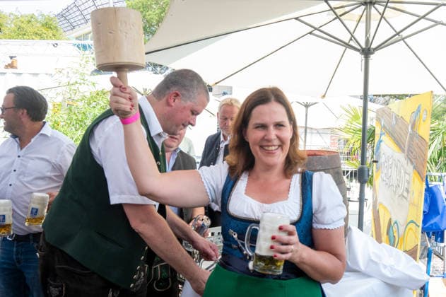 Muenchen, Eroeffnung des Sommerfestival im Olympiapark, Schirmherrin Buergermeisterin Verena Dietl anzapft ist es *** Munich, Opening of the Summer Festival in the Olympic Park; Mayor Verena Dietl, the festival s patron, taps the keg
