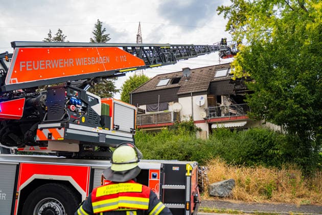 Balkonbrand greift auf Wohnung über Ersthelfer verletzt Am 31.07.2026 brannte gegen 16.30 Uhr ein Balkon eines Mehrfamilienhauses in der Otto-Reuter-Straße im Wiesbadener Stadtteil Schierstein und griff auf eine angrenzende Wohnung über. Die Feuerwehr Wiesbaden bekämpfte den Brand mit einem Außenangriff, mehreren Atemschutztrupps und einer Drehleiter, das Feuer wurde nach wenigen Minuten unter Kontrolle gebracht und gelöscht. Die betroffene Wohnung wurde vollständig zerstört, drei weitere Wohnungen wurden durch Rauch- und Rußschäden unbewohnbar. Ein Ersthelfer erlitt eine leichte Rauchgasvergiftung und wurde in eine Wiesbadener Klinik gebracht. Rund 40 Einsatzkräfte der Feuerwehr Wiesbaden und sechs Kräfte des Rettungsdienst
