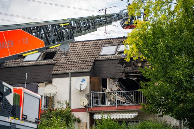 Balkonbrand greift auf Wohnung über Ersthelfer verletzt Am 31.07.2026 brannte gegen 16.30 Uhr ein Balkon eines Mehrfamilienhauses in der Otto-Reuter-Straße im Wiesbadener Stadtteil Schierstein und griff auf eine angrenzende Wohnung über. Die Feuerwehr Wiesbaden bekämpfte den Brand mit einem Außenangriff, mehreren Atemschutztrupps und einer Drehleiter, das Feuer wurde nach wenigen Minuten unter Kontrolle gebracht und gelöscht. Die betroffene Wohnung wurde vollständig zerstört, drei weitere Wohnungen wurden durch Rauch- und Rußschäden unbewohnbar. Ein Ersthelfer erlitt eine leichte Rauchgasvergiftung und wurde in eine Wiesbadener Klinik gebracht. Rund 40 Einsatzkräfte der Feuerwehr Wiesbaden und sechs Kräfte des Rettungsdienst