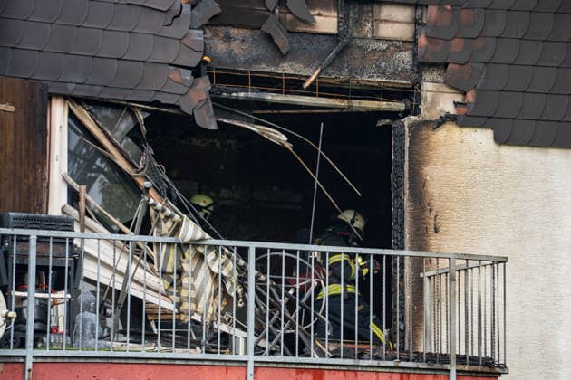Balkonbrand greift auf Wohnung über Ersthelfer verletzt Am 31.07.2026 brannte gegen 16.30 Uhr ein Balkon eines Mehrfamilienhauses in der Otto-Reuter-Straße im Wiesbadener Stadtteil Schierstein und griff auf eine angrenzende Wohnung über. Die Feuerwehr Wiesbaden bekämpfte den Brand mit einem Außenangriff, mehreren Atemschutztrupps und einer Drehleiter, das Feuer wurde nach wenigen Minuten unter Kontrolle gebracht und gelöscht. Die betroffene Wohnung wurde vollständig zerstört, drei weitere Wohnungen wurden durch Rauch- und Rußschäden unbewohnbar. Ein Ersthelfer erlitt eine leichte Rauchgasvergiftung und wurde in eine Wiesbadener Klinik gebracht. Rund 40 Einsatzkräfte der Feuerwehr Wiesbaden und sechs Kräfte des Rettungsdienst