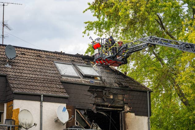 Balkonbrand greift auf Wohnung über Ersthelfer verletzt Am 31.07.2026 brannte gegen 16.30 Uhr ein Balkon eines Mehrfamilienhauses in der Otto-Reuter-Straße im Wiesbadener Stadtteil Schierstein und griff auf eine angrenzende Wohnung über. Die Feuerwehr Wiesbaden bekämpfte den Brand mit einem Außenangriff, mehreren Atemschutztrupps und einer Drehleiter, das Feuer wurde nach wenigen Minuten unter Kontrolle gebracht und gelöscht. Die betroffene Wohnung wurde vollständig zerstört, drei weitere Wohnungen wurden durch Rauch- und Rußschäden unbewohnbar. Ein Ersthelfer erlitt eine leichte Rauchgasvergiftung und wurde in eine Wiesbadener Klinik gebracht. Rund 40 Einsatzkräfte der Feuerwehr Wiesbaden und sechs Kräfte des Rettungsdienst