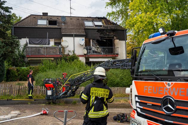 Balkonbrand greift auf Wohnung über Ersthelfer verletzt Am 31.07.2026 brannte gegen 16.30 Uhr ein Balkon eines Mehrfamilienhauses in der Otto-Reuter-Straße im Wiesbadener Stadtteil Schierstein und griff auf eine angrenzende Wohnung über. Die Feuerwehr Wiesbaden bekämpfte den Brand mit einem Außenangriff, mehreren Atemschutztrupps und einer Drehleiter, das Feuer wurde nach wenigen Minuten unter Kontrolle gebracht und gelöscht. Die betroffene Wohnung wurde vollständig zerstört, drei weitere Wohnungen wurden durch Rauch- und Rußschäden unbewohnbar. Ein Ersthelfer erlitt eine leichte Rauchgasvergiftung und wurde in eine Wiesbadener Klinik gebracht. Rund 40 Einsatzkräfte der Feuerwehr Wiesbaden und sechs Kräfte des Rettungsdienst