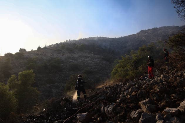 Forest fire in the Western Athens ATHENS, GREECE - JULY 31: Firefighting forces and volunteer groups work to extinguish a wildfire burning on a hill in Haidari, western Athens, Greece, on July 31, 2026. Dimitris Kapantais Anadolu Athens Greece. Editorial use only. Please get in touch for any other usage.  Copyright: x2026xAnadoluxDimitrisxKapantaisx