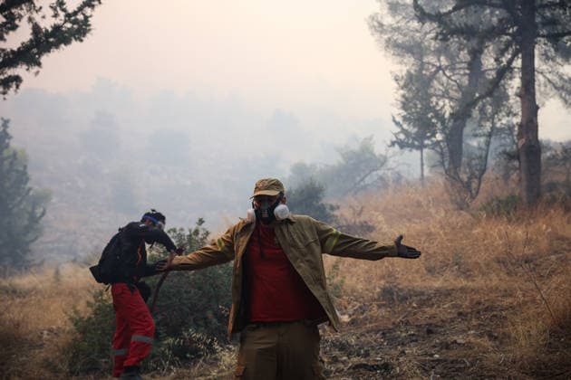 Forest fire in the Western Athens ATHENS, GREECE - JULY 31: Firefighting forces and volunteer groups work to extinguish a wildfire burning on a hill in Haidari, western Athens, Greece, on July 31, 2026. Dimitris Kapantais Anadolu Athens Greece. Editorial use only. Please get in touch for any other usage.  Copyright: x2026xAnadoluxDimitrisxKapantaisx