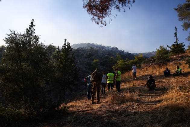 Forest fire in the Western Athens ATHENS, GREECE - JULY 31: Firefighting forces and volunteer groups work to extinguish a wildfire burning on a hill in Haidari, western Athens, Greece, on July 31, 2026. Dimitris Kapantais Anadolu Athens Greece. Editorial use only. Please get in touch for any other usage.  Copyright: x2026xAnadoluxDimitrisxKapantaisx