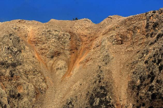 July 31, 2026, Arnoun, Anoun, Lebanon: A Picture shows silica dust covering the hills in the areas of Arnoun and Al Shaqif, after Israeli forces carried out a series of detonations. Israeli forces carried out a series of detonations overnight near the UNESCO-listed Beaufort castle in southern Lebanon, Lebanese state media reported, with Israel saying it had destroyed tunnels used by the Iran-backed Hezbollah militant group Arnoun Lebanon  - ZUMAn313 20260731_zip_n313_008 Copyright: xMarwanxNaamanix