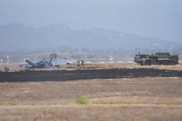 F-35 crashes near US air base in California SAN DIEGO, USA - JULY 31: An F-35B Lightning II assigned to Marine Aircraft Group 11 crashed at Marine Corps Air Station Miramar in San Diego, California, United States on July 31, 2026. The pilot, the sole occupant, ejected safely and was recovered after the aircraft went down around 10 a.m., igniting a small brush fire that was quickly contained by firefighting crews. The cause of the crash remains under investigation. Wai Lee Michael Ho Anadolu San diego United States. Editorial use only. Please get in touch for any other usage.  Copyright: x2026xAnadoluxWaixLeexMichaelxHox