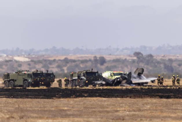 July 31, 2026, San Diego, Ca, US: San Diego, CA - Crews work to douse a F-35 fighter jet that crashed near the run way at Marine Corps Air Station Miramar on Friday, July 31, 2026, in San Diego, CA. San Diego US  - ZUMAs44_ 20260731_zaf_s44_008 Copyright: xLukexJohnsonx