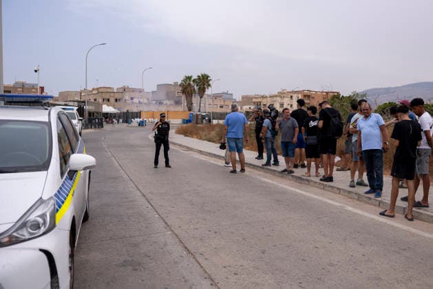 Another attempt at a mass crossing thwarts the reopening of the Melilla border and prolongs the blockade of the Paso del Estrecho. Several people wait for the border to reopen, on July 31, 2026, in Melilla, Spain. The reopening of the border between Melilla and Morocco, scheduled for this Friday afternoon to allow the passage of thousands of people who have been stranded since 10:00 p.m. on Thursday, has once again been thwarted by a new attempt at a mass entry into the autonomous city. JULY 31, 2026 OPE Ángela Ríos 07 31 2026 Melilla, Spain  Copyright: xÃngelaxRiosx 7697708
