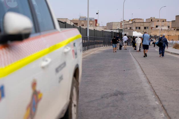 Another attempt at a mass crossing thwarts the reopening of the Melilla border and prolongs the blockade of the Paso del Estrecho. Several people wait for the border to reopen, July 31, 2026, in Melilla, Spain. The reopening of the border between Melilla and Morocco, scheduled for this Friday afternoon to allow the passage of thousands of people who have been stranded since 10:00 p.m. on Thursday, has once again been thwarted by a new attempt at a mass entry into the autonomous city. JULY 31, 2026 OPE Ángela Ríos 07 31 2026 Melilla, Spain  Copyright: xÃngelaxRiosx 7697705