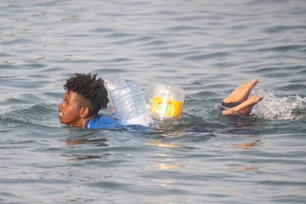Migrants who entered Ceuta are beginning to voluntarily return to Morocco. A migrant attempts to cross into Spain from Morocco on July 31, 2026, in Ceuta, Spain. Hundreds of people who entered Ceuta en masse in recent hours are beginning to voluntarily return to Morocco via the border breakwater. The returns began late last night. Meanwhile, migrants continue to enter the autonomous city, although the influx—which did not let up during the early morning hours— has gradually decreased early this morning, July 31, 2026. MIGRANTS BORDER FENCE BREAKWATER SWIMMING IMMIGRATION MIGRATION CRISIS MILITARY Ceuta Ceuta, Spain  Copyright: xMarcosxMorenox 7697732
