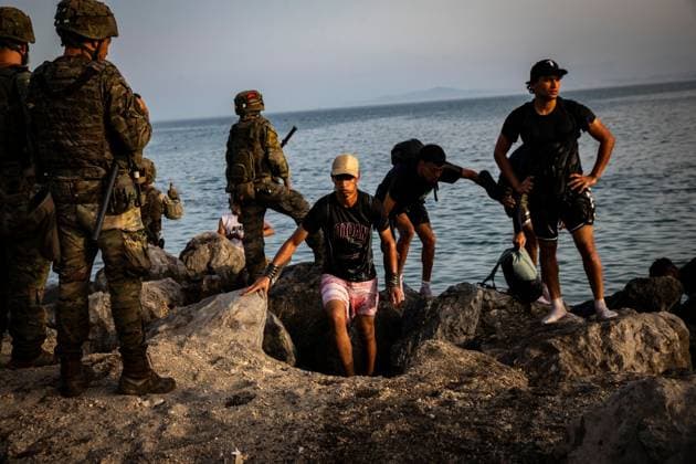 Migrants gather near the Tarajal border crossing in Ceuta CEUTA, SPAIN JULY 31 2026: Migrants gather near the Tarajal border crossing in Ceuta as Spanish security forces monitor the area during the afternoon. Ceuta Spain Copyright: x xSamuelxVegax xJNAxPressx