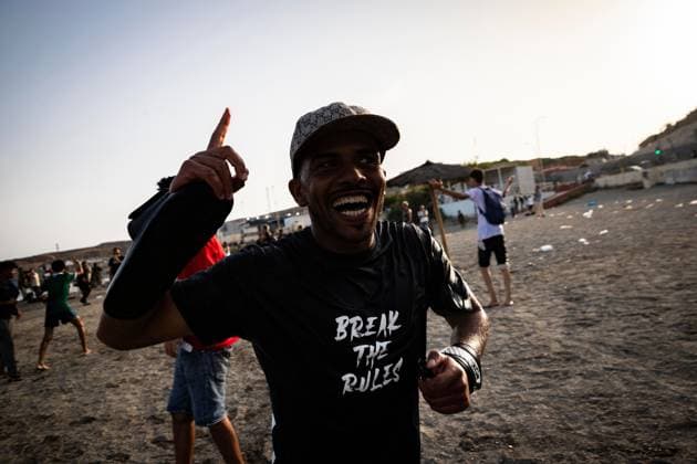 July 31, 2026, Ceuta, Spain: CEUTA, SPAIN Ã¢â‚¬ JULY 31 2026: Migrants gather near the Tarajal border crossing in Ceuta as Spanish security forces monitor the area during the afternoon. Ceuta Spain  - ZUMAq101 20260731_zna_q101_176 Copyright: xSamuelxVegax