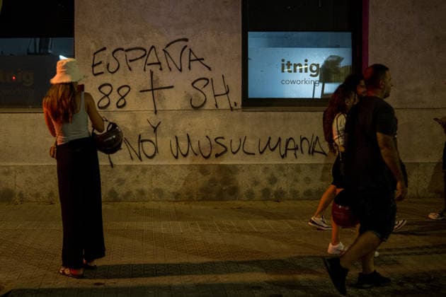 Protest Against the Migration Crisis Outside the Moroccan Consulate in Barcelona Several protesters gathered outside the Moroccan consulate on July 31, 2026, in Barcelona, Catalonia, Spain. The demonstration, organized by Núcleo Nacional, aims to express opposition to the migration crisis that has unfolded in Ceuta over the past few days, when more than 40,000 migrants swam across the Alboran Sea to enter Spanish territory. JULY 31, 2026 MOROCCAN CONSULATE MIGRANTS MIGRATION CRISIS CATALONIA NÚCLEO NACIONAL Lorena Sopê Barcelona Catalonia Barcelona Catalonia Spain  Copyright: xLorenaxSopÃªnax 7697757