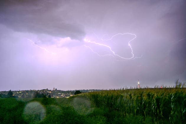 Blitze zucken über Stuttgart, Blitze zucken am Nachthimmel über Stuttgart. Stuttgart Baden-Württemberg Deutschland Stuttgart *** Lightning flashes across Stuttgart; lightning flashes across the night sky over Stuttgart; Stuttgart, Baden-Württemberg, Germany; Stuttgart Copyright: x xonw-imagesx xSimonxZeiherx