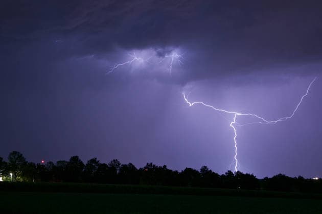 Blitze zucken über Stuttgart, Blitze zucken am Nachthimmel über Stuttgart. Stuttgart Baden-Württemberg Deutschland Stuttgart *** Lightning flashes across Stuttgart; lightning flashes across the night sky over Stuttgart; Stuttgart, Baden-Württemberg, Germany; Stuttgart Copyright: x xonw-imagesx xSimonxZeiherx