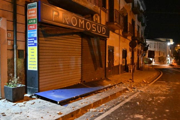 July 31, 2026, Pozzuoli: Crolli e danni causati dalla scossa di terremoto magnitudo 4.7, registrata in serata con epicentro i Campi Flegrei. Pozzuoli, Napoli, 31 luglio 2026. ANSA - - - - - - - - - - - - - - - - - - - - - - - - - - - - - - - - - - - - - - - Collapses and damage caused by the 4.7-magnitude earthquake, recorded this evening with its epicenter in the Phlegraean Fields. Pozzuoli, Naples, 31 July 2026. ANSA Pozzuoli  - ZUMAa110 20260731_zaf_a110_022 Copyright: xFelicexDexMartinox