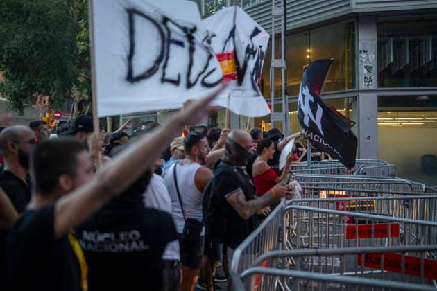 Protest Against the Migration Crisis Outside the Moroccan Consulate in Barcelona Several protesters gathered outside the Moroccan consulate on July 31, 2026, in Barcelona, Catalonia, Spain. The demonstration, organized by Núcleo Nacional, aims to express opposition to the migration crisis that has unfolded in Ceuta over the past few days, when more than 40,000 migrants swam across the Alboran Sea to enter Spanish territory. JULY 31, 2026 MOROCCAN CONSULATE MIGRANTS MIGRATION CRISIS CATALONIA NÚCLEO NACIONAL Lorena Sopê Barcelona Catalonia Barcelona Catalonia Spain  Copyright: xLorenaxSopÃªnax 7697787