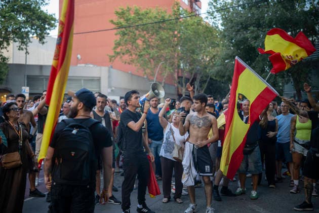 Protest Against the Migration Crisis Outside the Moroccan Consulate in Barcelona Several protesters gathered outside the Moroccan consulate on July 31, 2026, in Barcelona, Catalonia, Spain. The demonstration, organized by Núcleo Nacional, aims to express opposition to the migration crisis that has unfolded in Ceuta over the past few days, when more than 40,000 migrants swam across the Alboran Sea to enter Spanish territory. JULY 31, 2026 MOROCCAN CONSULATE MIGRANTS MIGRATION CRISIS CATALONIA NÚCLEO NACIONAL Lorena Sopê Barcelona Catalonia Barcelona Catalonia Spain  Copyright: xLorenaxSopÃªnax 7697791