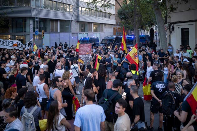 Protest Against the Migration Crisis Outside the Moroccan Consulate in Barcelona Several protesters gathered outside the Moroccan consulate on July 31, 2026, in Barcelona, Catalonia, Spain. The demonstration, organized by Núcleo Nacional, aims to express opposition to the migration crisis that has unfolded in Ceuta over the past few days, when more than 40,000 migrants swam across the Alboran Sea to enter Spanish territory. JULY 31, 2026 MOROCCAN CONSULATE MIGRANTS MIGRATION CRISIS CATALONIA NÚCLEO NACIONAL Lorena Sopê Barcelona Catalonia Barcelona Catalonia Spain  Copyright: xLorenaxSopÃªnax 7697793